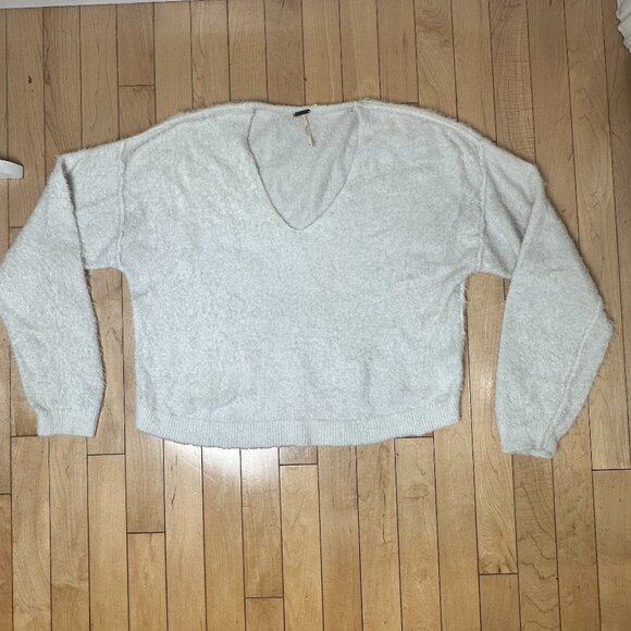 FREE PEOPLE Creamy White Eyelash Soft Cropped V Neck Sweater Size Small - Picture 2 of 10